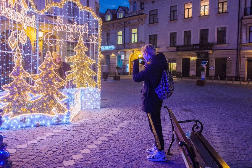 Tarnów już praktycznie gotowy na święta. Zobaczcie najpiękniejsze iluminacje na ulicach i placach [ZDJĘCIA]