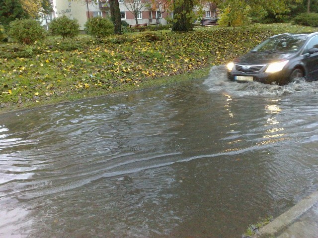 Ogromna kałuża na ul. Kołłataja w Koszalinie.