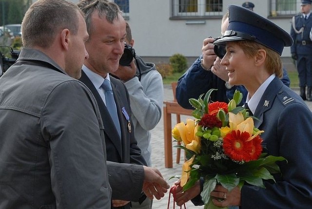 Dyrektor Elżbieta Jankowska przyjmuje gratulacje od prezydenta Janusza Kotowskiego i przewodniczącego rady miasta Dariusza Maciaka