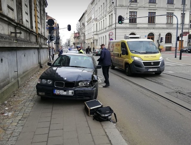 Policjanci z Wydziału Ruchu Drogowego poszukiwali kierowcy bmw, który w piątek ok. godz. 14.30 na ul. Więckowskiego (przy ul. Gdańskiej) spowodował wypadek. Mężczyzna pokonał skrzyżowanie na czerwonym świetle i doprowadził do zderzenia bmw z innym pojazdem. Po zderzeniu pirat drogowy nawet się nie zatrzymał. Wręcz odwrotnie - docisnął pedał gazu i pojechał dalej. Na ul.Zielonej jednak samochód odmówił mu posłuszeństwa. Mężczyzna wyskoczył z auta i uciekł piechotą.... Wiadomo już, kim jestCzytaj na kolejnych slajdach