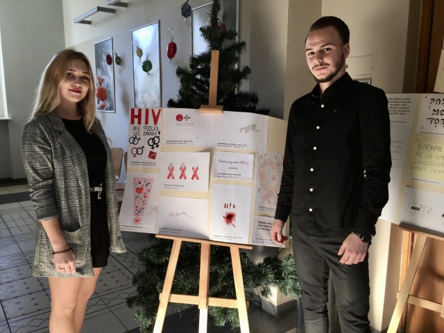 Karolina Stocka i Bartosz Szandurski otrzymali wyróżnienia w konkursie na hasło i logo warsztatów na temat HIV i AIDS.