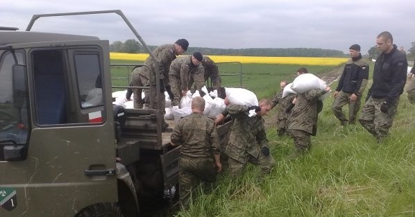 Żołnierze z brygady saperów od 3 nad ranem podwyższają wał układając na nim kolejne warstwy worków.