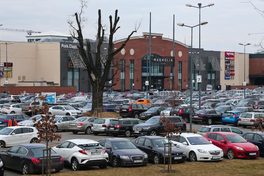 Znalezienie wolnego miejsca na parkingu przed Magnolią od...