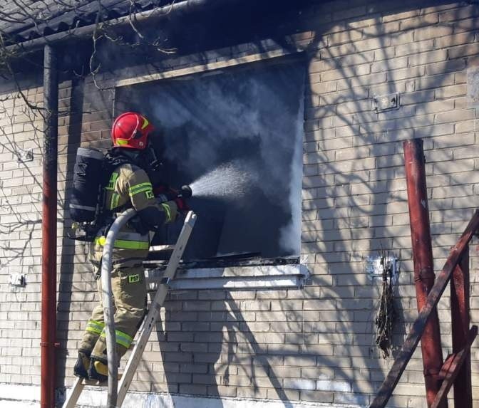 Pożar w Mydłowie w gminie Iwaniska. Ludzie stracili dach nad głową. Zobaczcie zdjęcia 