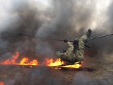 Elewi z kompanii szkolnej 10. Opolskiej Brygady Logistycznej ćwiczyli gaszenie napalmu