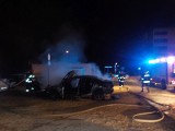 Nocą na parkingu w Skarżysku spłonęły dwa samochody. Czy to dzieło podpalacza?