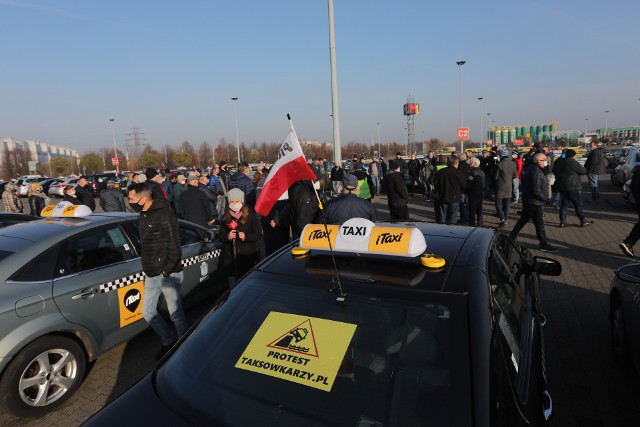 W ogólnopolskim proteście taksówkarzy wzięli udział także ci z Poznania. W południe wyruszyli spod M1 do Wielkopolskiego Urzędu Wojewódzkiego. Przewoźnicy domagają się pomocy z tarczy antykryzysowej.Przejdź do następnego zdjęcia -------->