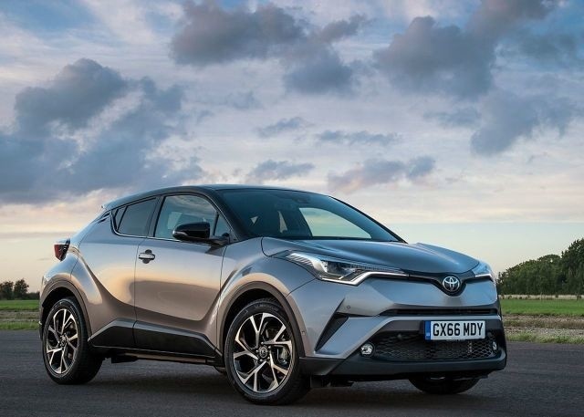 Toyota C-HRW aktualnym cenniku wyprzedażowym najtańszą opcją jest Toyota C-HR z silnikiem 1,2 Turbo o mocy 116 KM w średniej wersji Premium za 79 900 zł (rabat 12 000 zł). Na liście wyposażenia w tej wersji znajdują się układy czynnie wspierające kierowcę i poprawiające bezpieczeństwo jazdy. Są to między innymi układ wczesnego reagowania w razie ryzyka zderzenia z systemem wykrywania pieszych, układ ostrzegania o niezamierzonej zmianie pasa ruchu z funkcją powrotu na zadany tor jazdy oraz automatyczne światła drogowe, aktywny tempomat i układ rozpoznawania znaków drogowych.We wnętrzu znaleźć można między innymi sportowe fotele, komputer pokładowy z centralnym wyświetlaczem 4,2 cala na desce rozdzielczej i automatyczną dwustrefową klimatyzację. Na uwagę zasługuje system multimedialny Toyota Touch 2 z dotykowym ekranem o przekątnej 8 cali i kamerą cofania. System audio wyposażony jest ponadto w Bluetooth, port USB i złącze Aux-In.