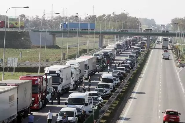 Przed miejscami wypadku tworzą się duże korki na autostradzie A4