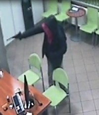 Poszukiwany sprawca napadu na bank w Starachowicach. Policja opublikowała film z napadu