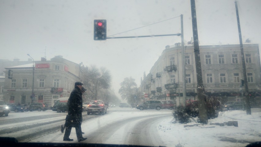 Atak zimy w Radomiu i regionie radomskim. Potężne opady śniegu, ślisko na drogach (zdjęcia)