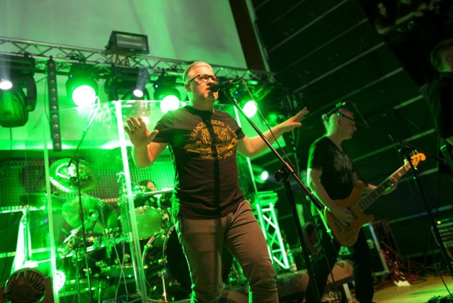 Publiczność śpiewała największe hity zespołu wraz z wokalistą, Arturem Gadowskim.