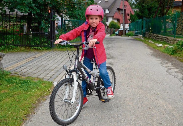 8-letnia Lena chora na mukowiscydozę lubi też jeździć na rowerze