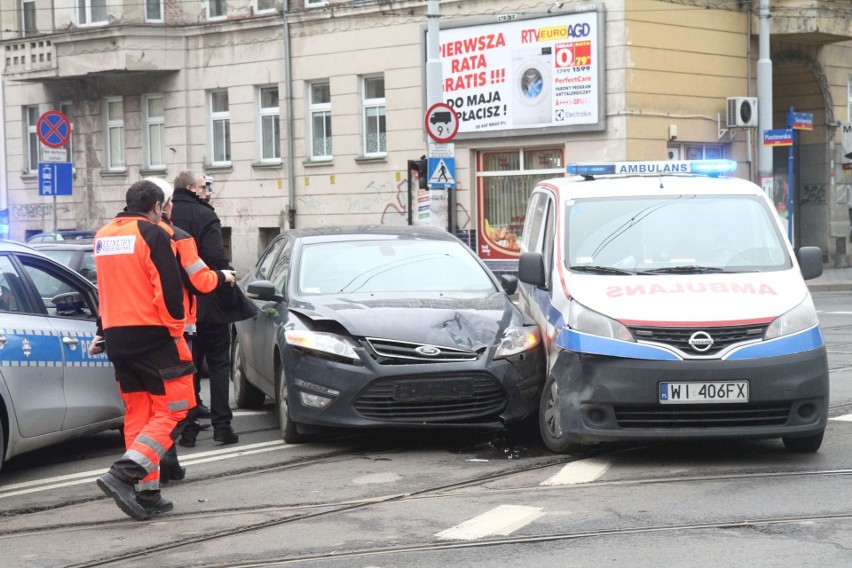 Wypadek na Sienkiewicza. Karetka na sygnale zderzyła się z fordem [ZDJĘCIA]