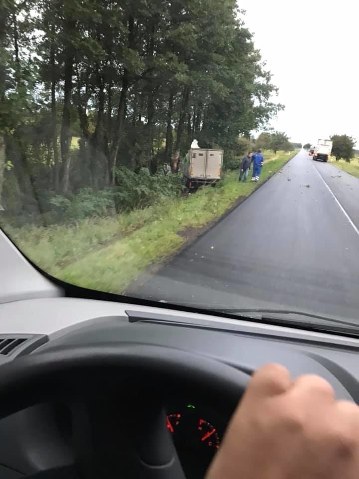 Targonie- Wity. Bus uderzył w drzewo. Kierowca zakleszczony w pojeździe [ZDJĘCIA]