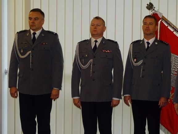 Nowym komendantem Komendy Powiatowej Policji w Zwoleniu został Mariusz Medwecki (z prawej), który zastąpił Jarosława Popczyńskiego (w środku).