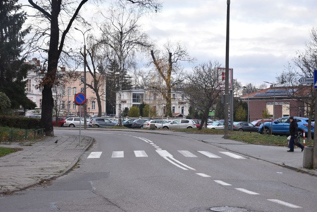 Przejście na ul. Żeromskiego w Malborku znajduje się tuż za zakrętem, przez co piesi nie widzą samochodów, a kierowcy przechodniów.