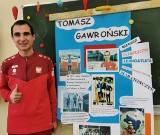 Tomasz Gawroński - utalentowany biegacz z Jędrzejowa z wizytą w szkole w Brzegach. Opowiadał o swoich osiągnięciach i rozdawał autografy