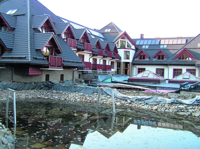 Nowe budynki ośrodka narciarskiego Czarny  Groń w Rzykach koło Andrychowa prezentują się nader okazale.