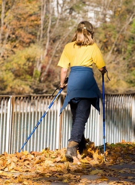 Nordic walking to zajęcia odpowiednie niemal dla wszystkich, w tym dla osób starszych nie mogących uprawiać innych sportów.