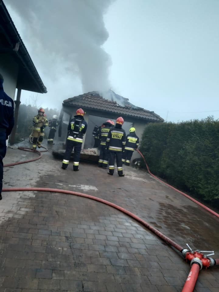 Pożar w garażu w Bielsku-Białej. Spaliły się zabytkowe...