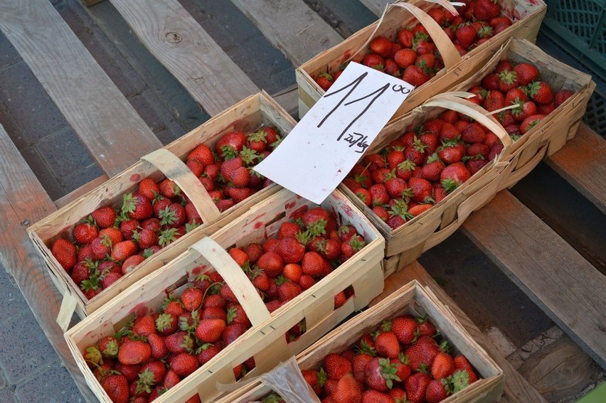Ceny owoców i warzyw na targu w Stalowej Woli w piątek 1 lipca. Truskawki coraz droższe, pojawiły się maliny. Zobacz zdjęcia 