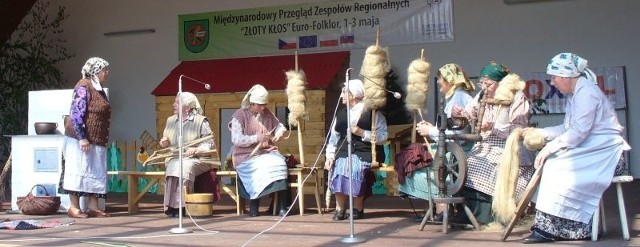 "Kowalanki" prezentują przestawienie "Prządki" na scenie w Zebrzydowicach.