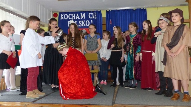 Dzieci z suchedniowskiej szkole numer 3 wystawiały scenki najważniejszych momentów w historii Polski. Na zdjęciu klasa 4a.
