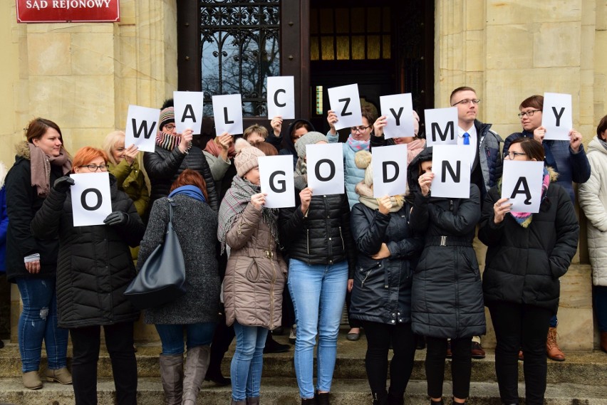 W samo południe wszyscy pracownicy Sądu Rejonowego w...