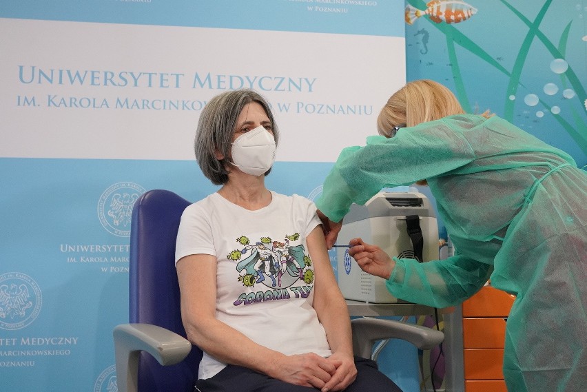 Profesor Magdalena Figlerowicz jest pierwszą zaszczepioną...