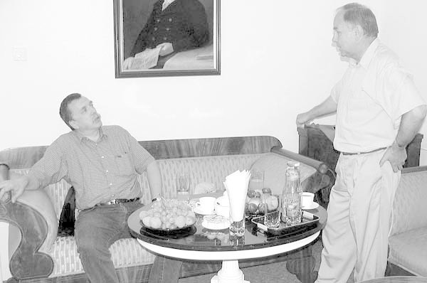Wiceminister Rafał Skąpski (z lewej) i dyrektor Mieczysław Jaroszewicz rozmawiają o problemach finansowych słupskiego muzealnictwa