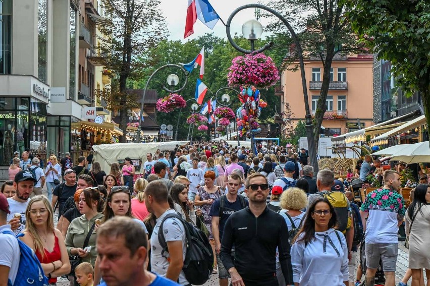 Zakopane. Tłumy jak w czasie sylwestra. Ludzi tak dużo, że ciężko jest przejść po Krupówkach 15.08.22