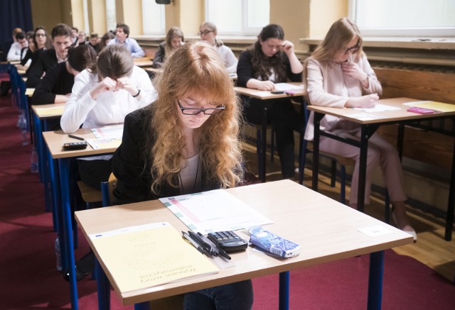 Podczas pisemnej części matury z polskiego na poziomie podstawowym sprawdzana będzie umiejętność rozumienia tekstu nieliterackiego oraz tworzenia wypowiedzi argumentacyjnej, czyli po prostu wypracowania.