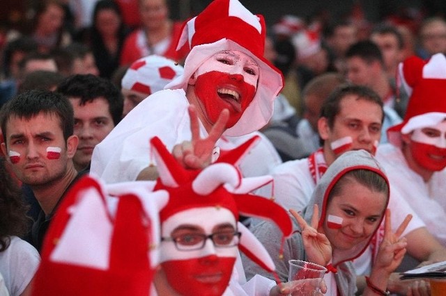 Studenci i studentki Politechniki Świętokrzyskiej przyszli na mecz w pelerynach kibicowali napisem Polska. Na twarzach mieli namalowane flagi narodowe.