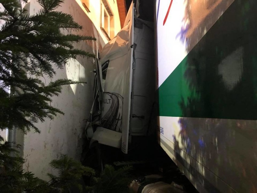 Wypadek w Pietraszowie. Ciężarówka wjechała w dom.