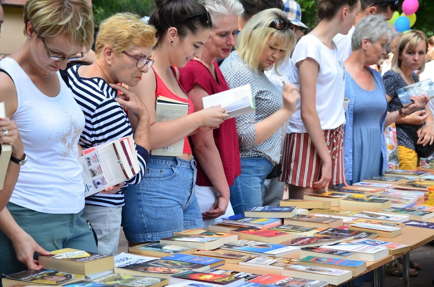 Niepołomice. Tłumy zaczytanych ludzi, tysiące wymienionych książek, moc literackich atrakcji [ZDJĘCIA]