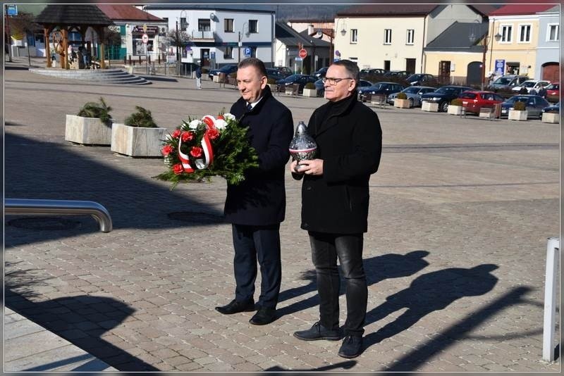 Władze gminy Chęciny uczciły pamięć żołnierzy wyklętych. Złożono kwiaty w miejscu pamięci