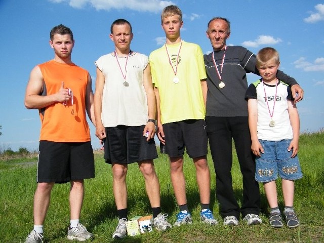 Zawodnicy nagrodzeni medalami: Kazimierz Siek, Łukasz Mróz i Adrian Jasionek oraz Mateusz Wilk i Stanisław Młynarski - najmłodszy i najstarszy uczestnik biegu.