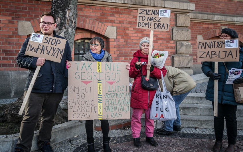 "Kobiety przeciwko nienawiści". Manifestacja w centrum Gdańska. Pikietujący zebrali się pod Radą Miasta Gdańska