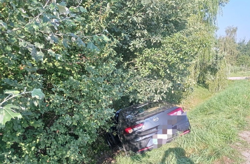 Zderzenie autokaru pracowniczego z osobowym autem na ulicy Wyzwolenia w Połańcu. Jedna osoba w szpitalu