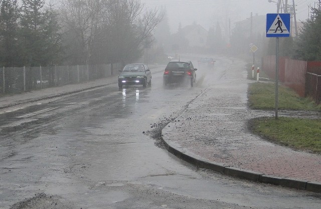 Droga wojewódzka w Skrzyńsku jest fatalna. Nawet niewielki deszcz sprawia, że kierowcy jadą przez ciąg kałuż.