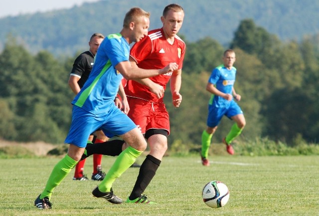 Bartosz Jesionka (drugi z prawej) strzelił gola dla Nidzicy w meczu z MSS-Klonówką.