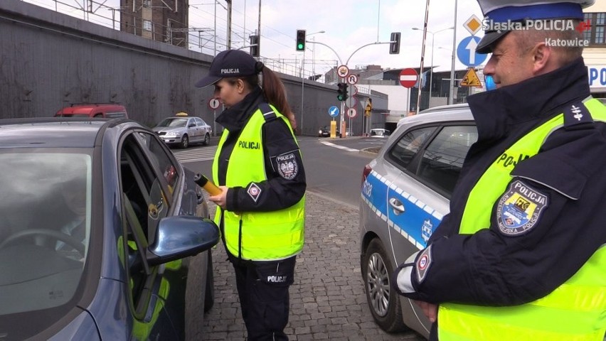Katowiccy policjanci z pieszymi i kierowcami o bezpieczeństwie ZDJĘCIA