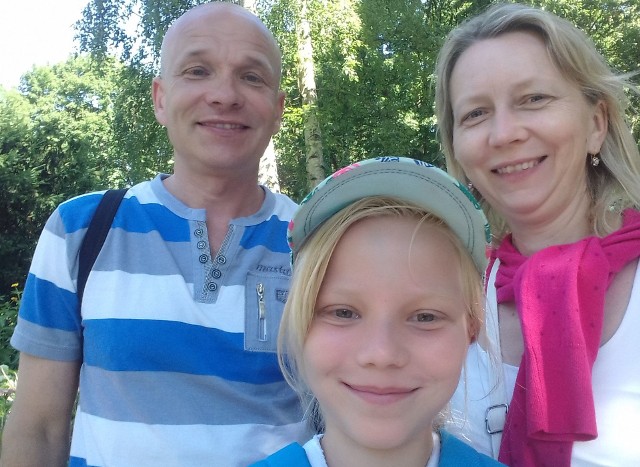 Oto zwycięzca naszej akcji wśród nauczycieli klas 4-8 w powiecie opatowskim. Na zdjęciu wraz ze swoją rodziną. 
