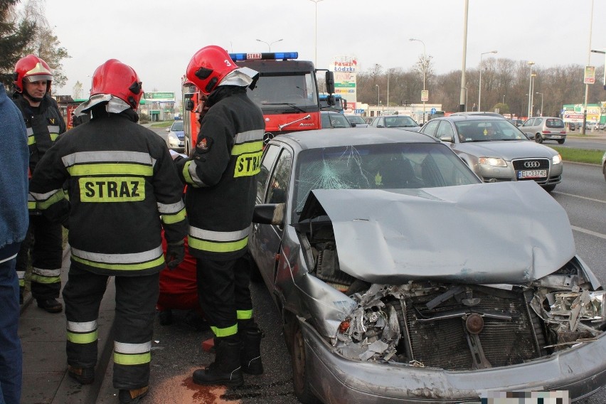 Pijany kierowca sprawcą wypadku na al. Jana Pawła II. Są ranni [ZDJĘCIA+FILM]