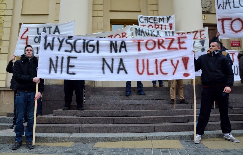 Sesja Rady Miasta Lublin: Walczą o nowy tor w Lublinie, przyszli z transparentami