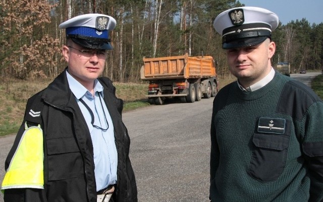 - Ta ciężarówka była przeładowana, dlatego właściciel firmy zapłaci wysoka karę - mówią (od lewej) st. sierż. marek Müller z międzyrzeckiej drogówki i Filip Kosicki z ITD.