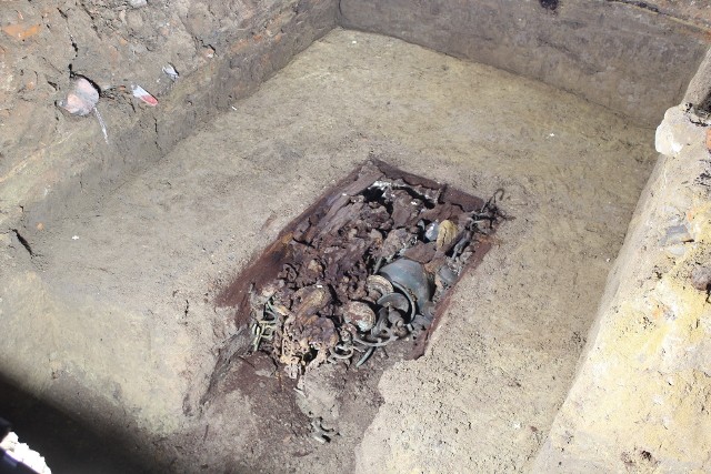 Skrzynia z cennymi przedmiotami była ukryta pod podłogą synagogi