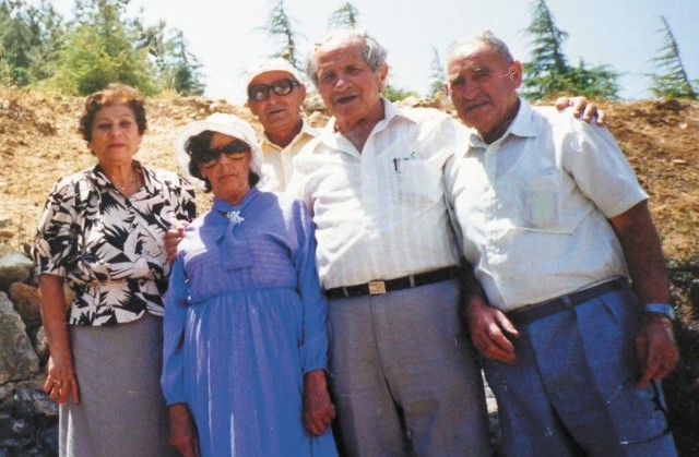 Maria Kopiec po wojnie odwiedzała Helenę i Herszko Kramerów w Izraelu. Na zdjęciu: pani Maria (w niebieskiej sukience) w otoczeniu rodziny Kramerów. Po jej lewej stronie stronie stoi Helena, a po prawej Herszko.