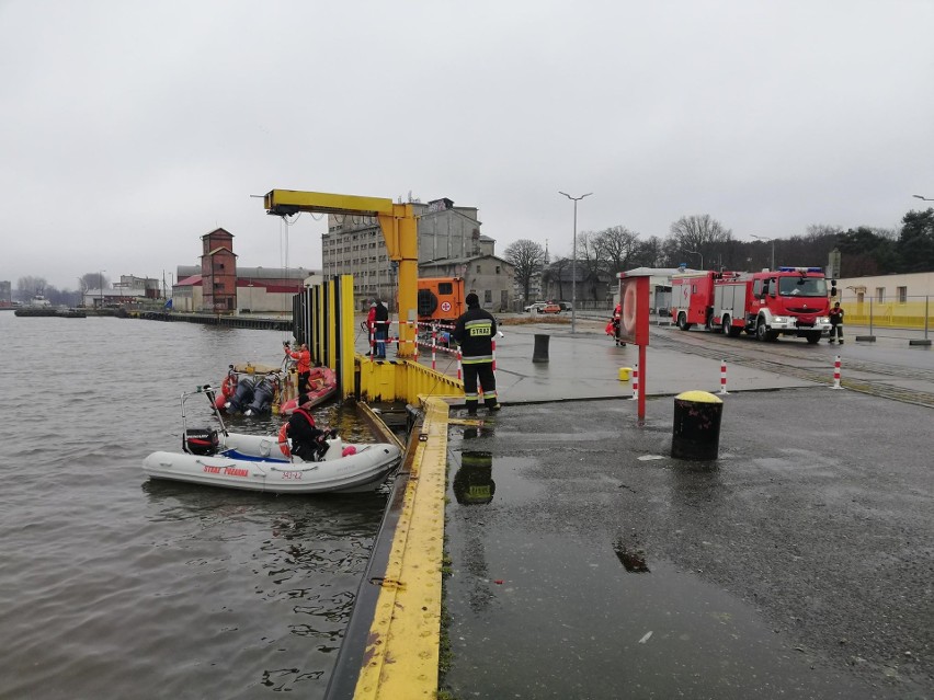 Policja i straż pożarna przeszukują kanał portowy w Ustce.